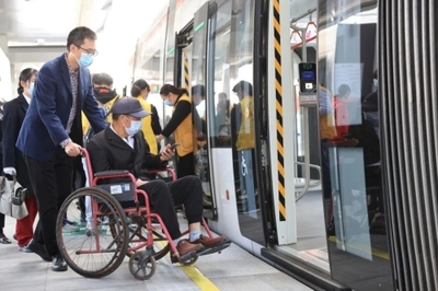 市残联组织开展无障碍环境体验活动 残疾人座车助力万安之旅