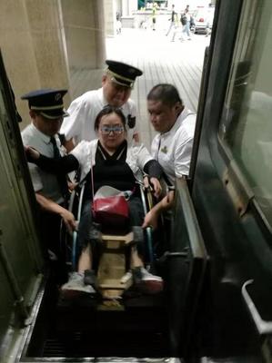 残疾旅客乘车不便 乘务人员贴心服务暖人心