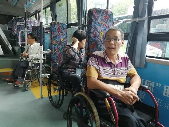 杭州首条助行专线周六开通 残疾人免费乘车，后门配车载轮椅导板，车内可停放多辆轮椅